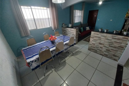 Casa Térrea com 3 dormitórios, sendo 1 suíte.