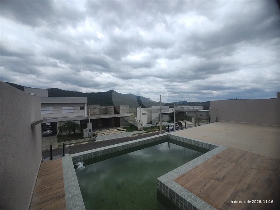 Casa exclusiva em Atibaia de alto padrão com 3 suítes, piscina, espaço gourmet, condomínio fechado, aceita financiamento