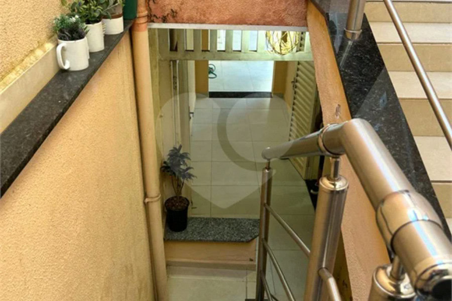 Casa ampla no bairro Terra Rica com 3 pavimentos e excelente estrutura.