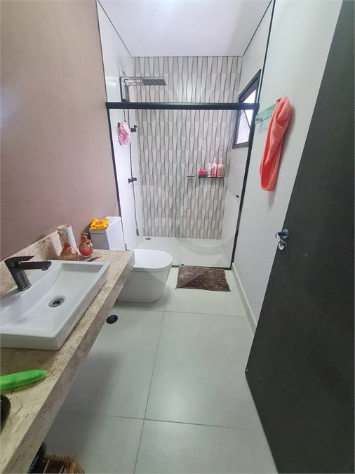 Linda casa em condomínio fechado, unindo conforto, lazer e segurança para você e sua família!