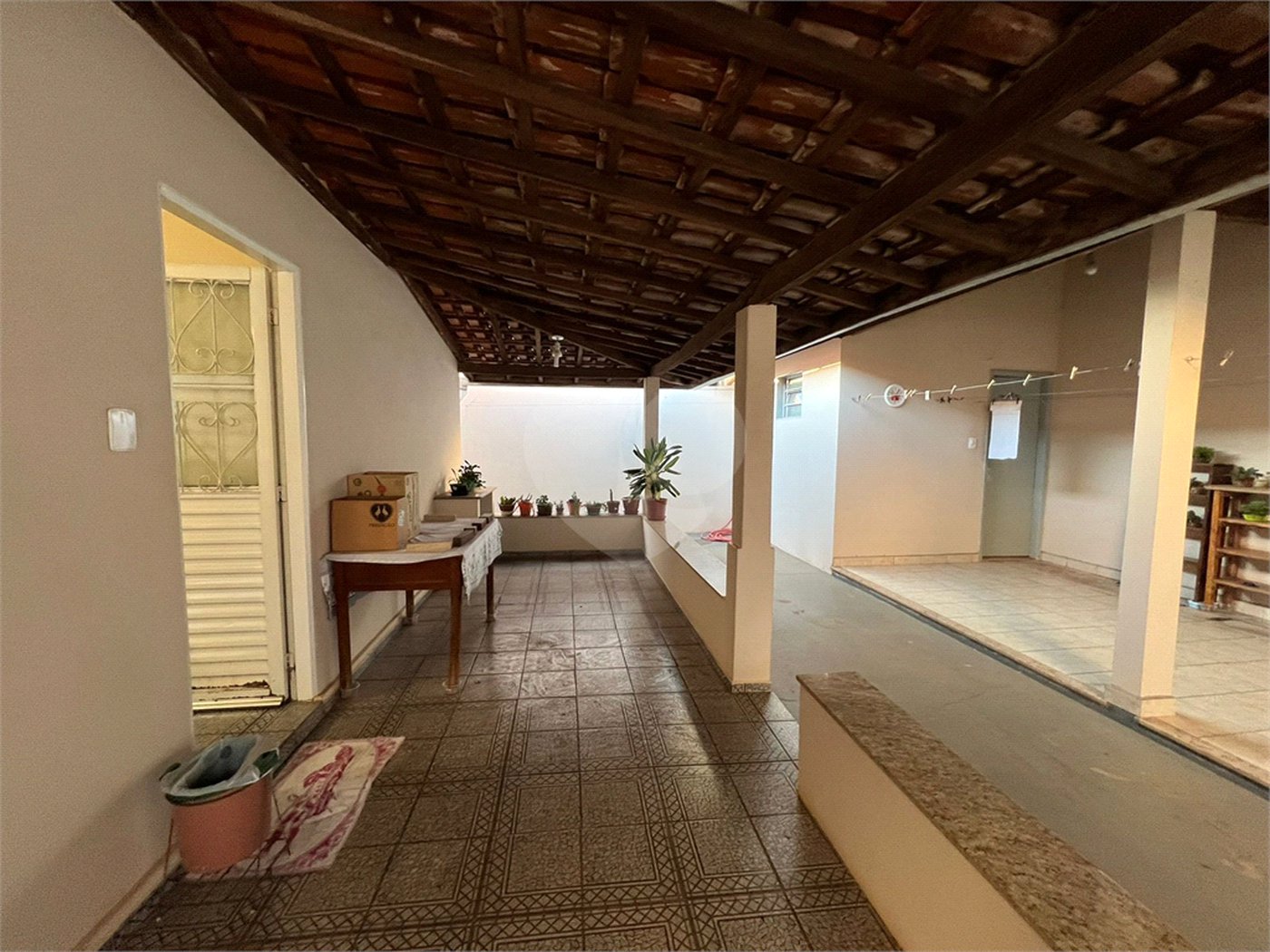 Ampla casa no condomÍnio Parque Fehr, contendo: