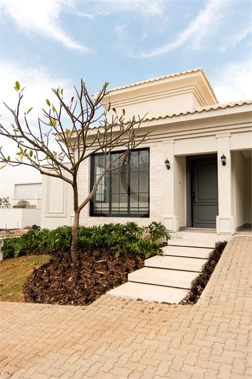 Casa térrea em estilo neoclássico com 3 suítes, no Condomínio Damha 2, na cidade de Piracicaba - SP.