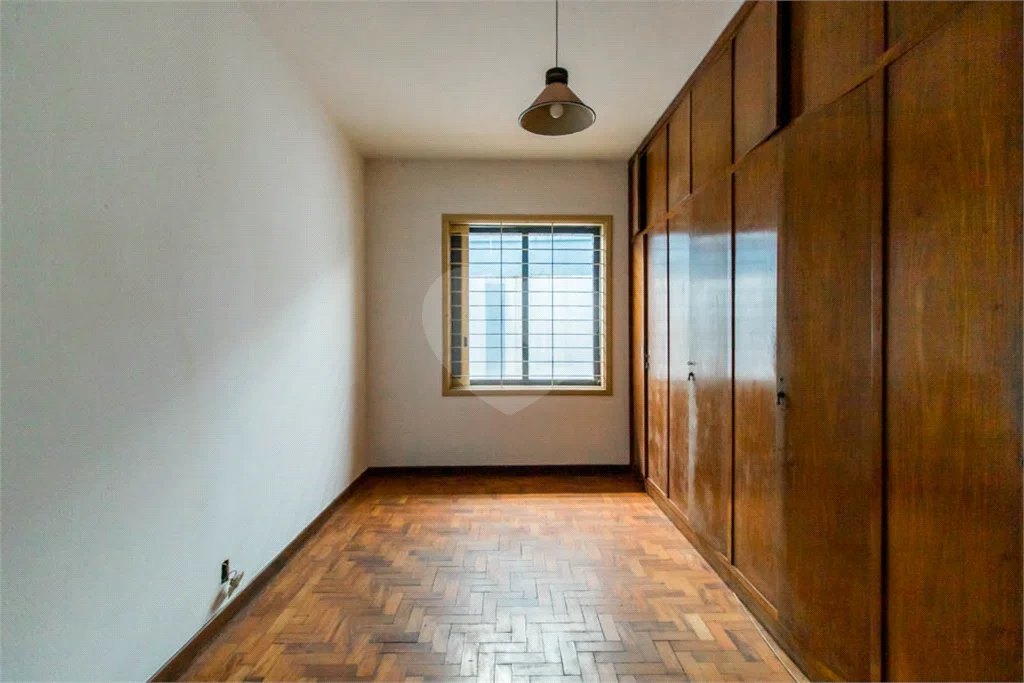 Casa à venda em Moema de 280m² com 4 dormitórios, sendo 1 suíte e 2 vagas de garagem.