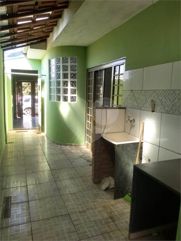 Casa térrea no Loteamento Habitacional São Carlos 1, sendo 3 Dormitórios e 1 suíte