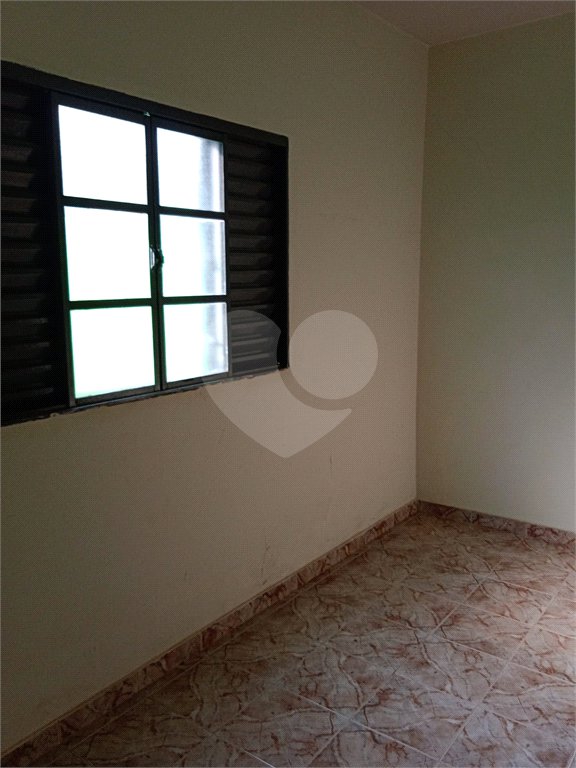Casa térrea com 3 dormitórios.