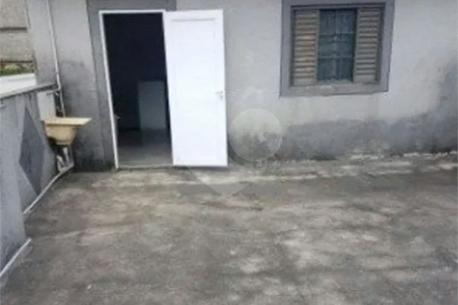 Galpão comercial com 147 m² de área total de terreno e 100 m² de área útil no Cambuci.