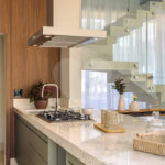 Indaiatuba - Condominio Villa Sapezal - 318 m² de Terreno - 230 m² de Área Construída - 3 suítes, sendo 1 Master com closet planejado - Sala de TV - Sala de estar integrada à Sala de jantar - Cozinha com móveis planejados - Despensa - Escritório planejado - Lavabo - Piscina com preparação para aquec