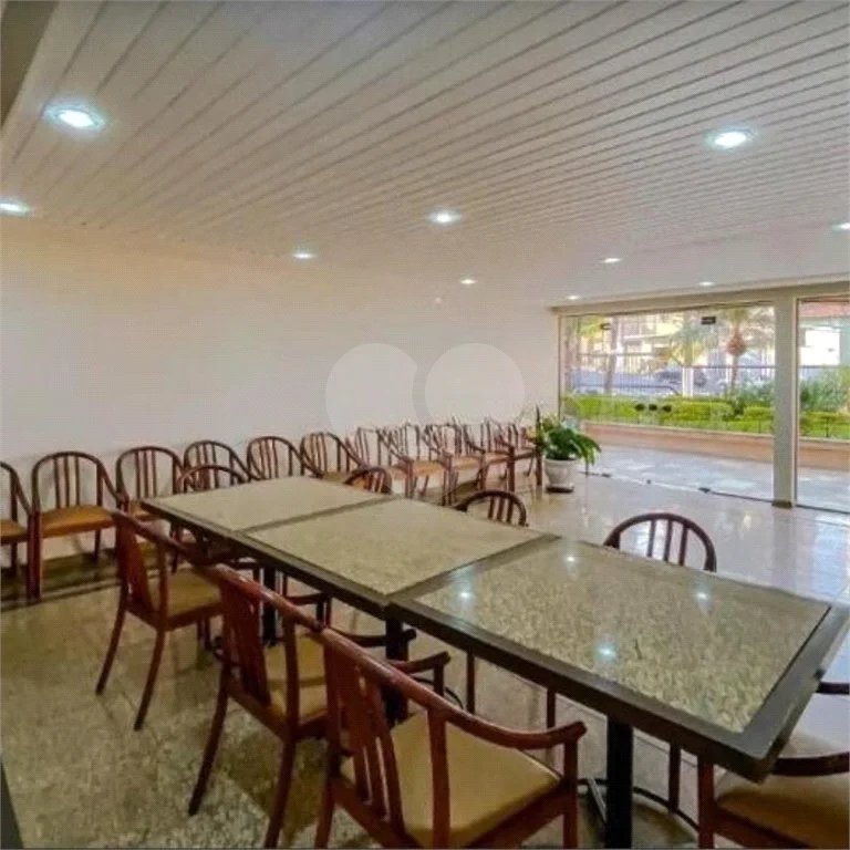 Apartamento na Vila Regente Feijó com 135m2, com 2 dorms, 1 suíte, 2 vagas. Estuda permuta.