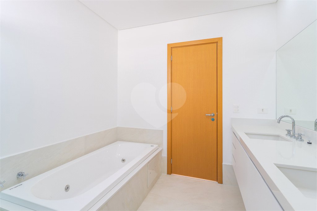 Casa à venda com 4 suítes no condomínio Villagio Quadrifolio, São Paulo - SP