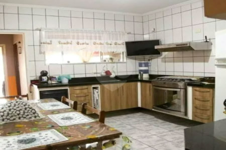 Casa com 120m² , 4 dormitórios , sendo 1 suíte , 3 vagas de garagem , à venda no Jabaquara.