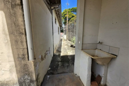 Casa térrea à venda com amplo quintal e grande potencial na Vila Nery