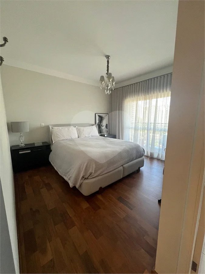 Apartamento em condomínio clube no Campo Belo