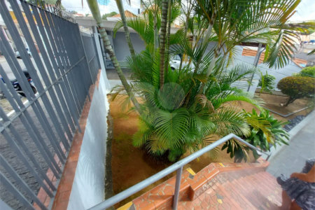 CASA TÉRREA À VENDA NA MOOCA - COM PORTEIRA FECHADA.