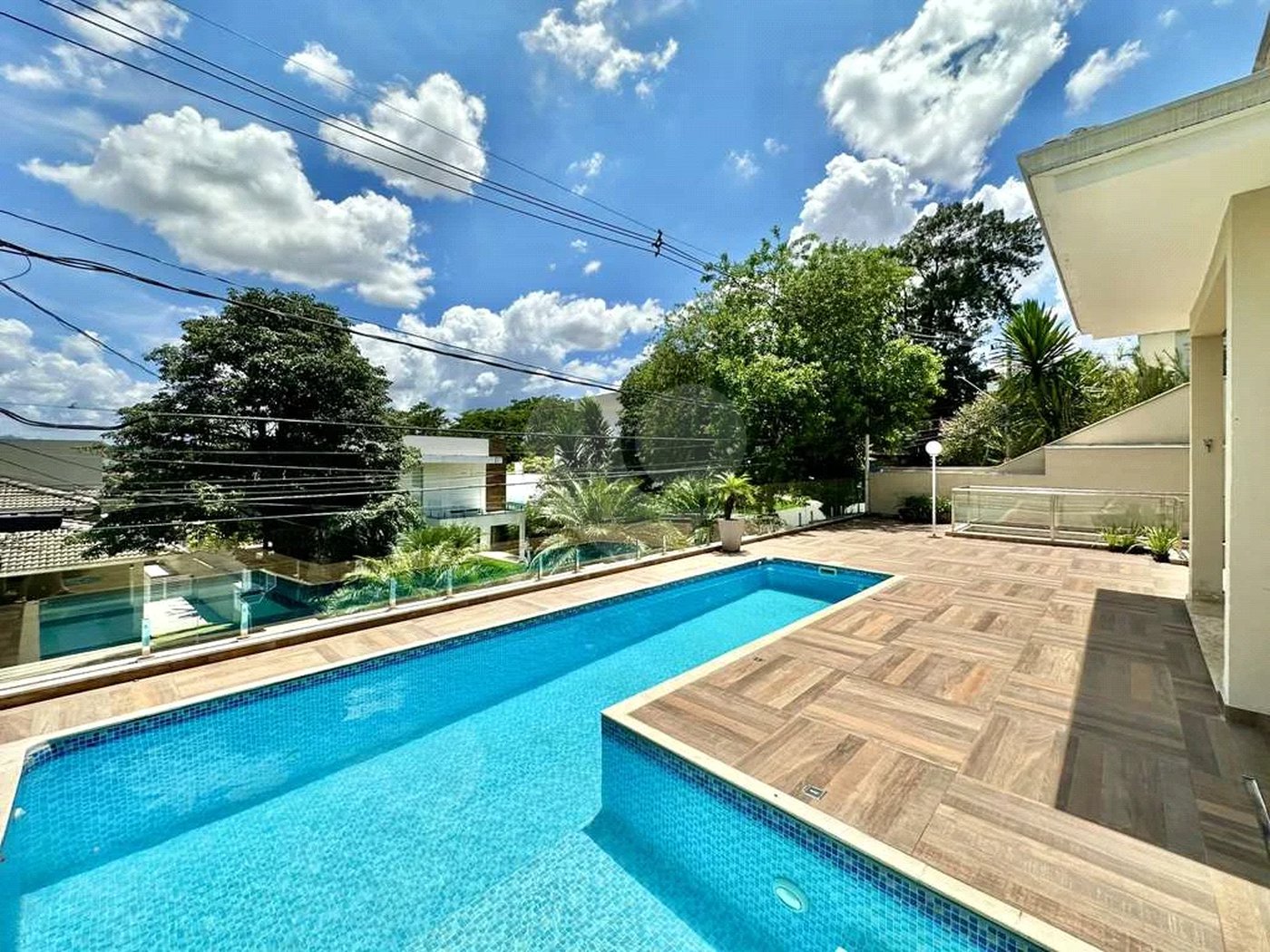 Casa em condomínio Impecável, 4 dorms / 2 suítes, varanda gourmet, piscina, 3 lareiras