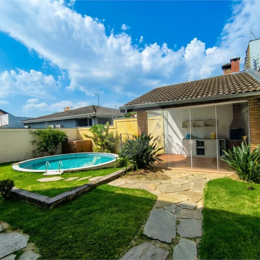 Casa com Suíte Master, Closet, Piscina e Espaço Gourmet Próxima ao Parque Ecológico- 03 quartos -com quintal