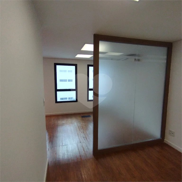 Sala comercial na Oscar Freire à venda Sala coml à venda na Oscar Freire OPORTUNIDADE Sala coml esquina. Rebouças