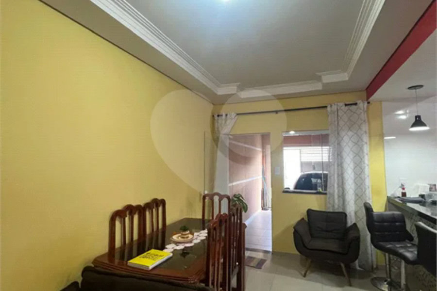 Casa ampla no bairro Terra Rica com 3 pavimentos e excelente estrutura.