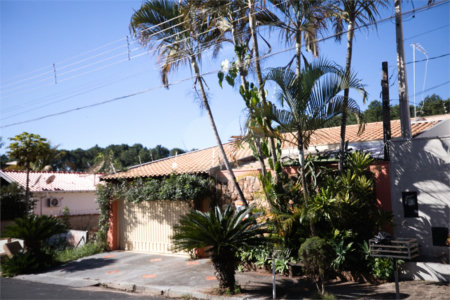 Casa com 4 Dormitórios e área de lazer com piscina