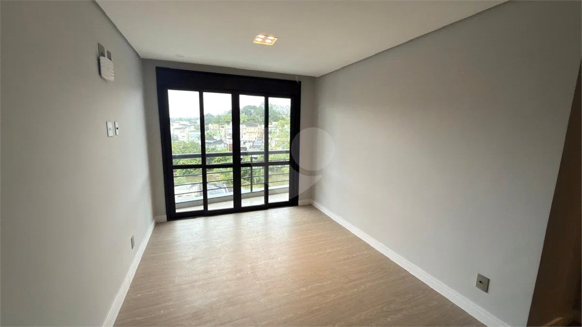 Sobrado de alto padrão no Swiss Park, totalmente reformado, com 4 suítes, piscina, elevador, espaço gourmet, 4 vagas e condomínio com lazer completo.