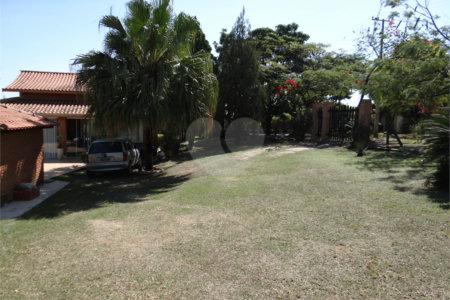 Indaiatuba- Jardins dos Laranjais - Chácara dentro do Vale das Laranjeiras, segundo portão: Jardim dos Laranjais. 3 quartos, 1 banheiro social, 1 sala espaçosa de TV, 1 sala de jantar, cozinha, 1 varanda fechada com portas Blindex. Quiosque, piscina, capela com bancos e altar,