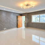 Sobrado geminado com 185 m², 3 suítes, closet, 4 vagas, área gourmet, sótão, energia solar, aquecimento de água e sistema completo de segurança.