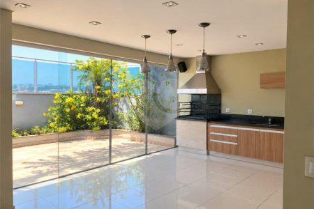 Cobertura de 255 m² com 3 dormitórios, 1 suíte, cozinha planejada, 2 vagas e área gourmet com churrasqueira.