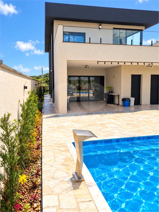 Linda casa em condomínio fechado, unindo conforto, lazer e segurança para você e sua família!