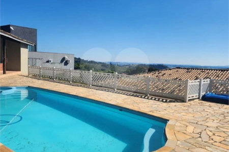 CASA EM CONDOMÍNIO FECHADO COM 220M² Área Construída e 1500m² de Area Total com 4 Suítes. Cond Village de Atibaia - Atibaia -Sp