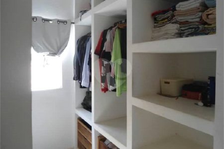 Casa Térrea com dormitórios, sendo 2 suítes.