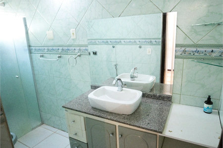 Casa com 4 Dormitórios e área de lazer com piscina
