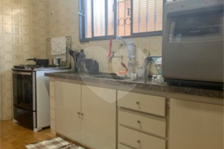 Casa térrea com 3 dormitórios, sendo 1 suíte .