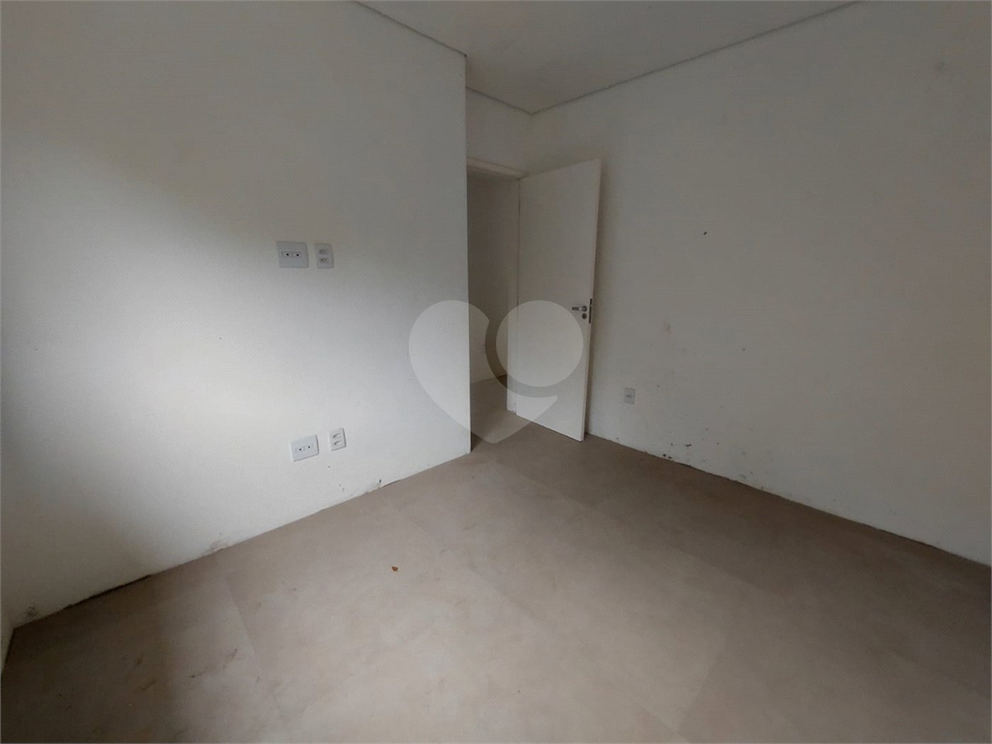 Sobrado à venda com 3 quartos, sendo 1 suíte, em Vila Omízollo, Louveira, SP