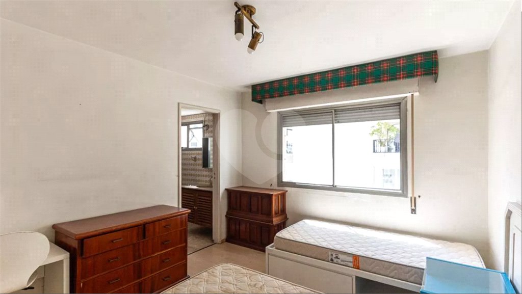 Este elegante apartamento em Higienópolis oferece 224m² de área muito bem distribuída, perfeito para quem valoriza conforto