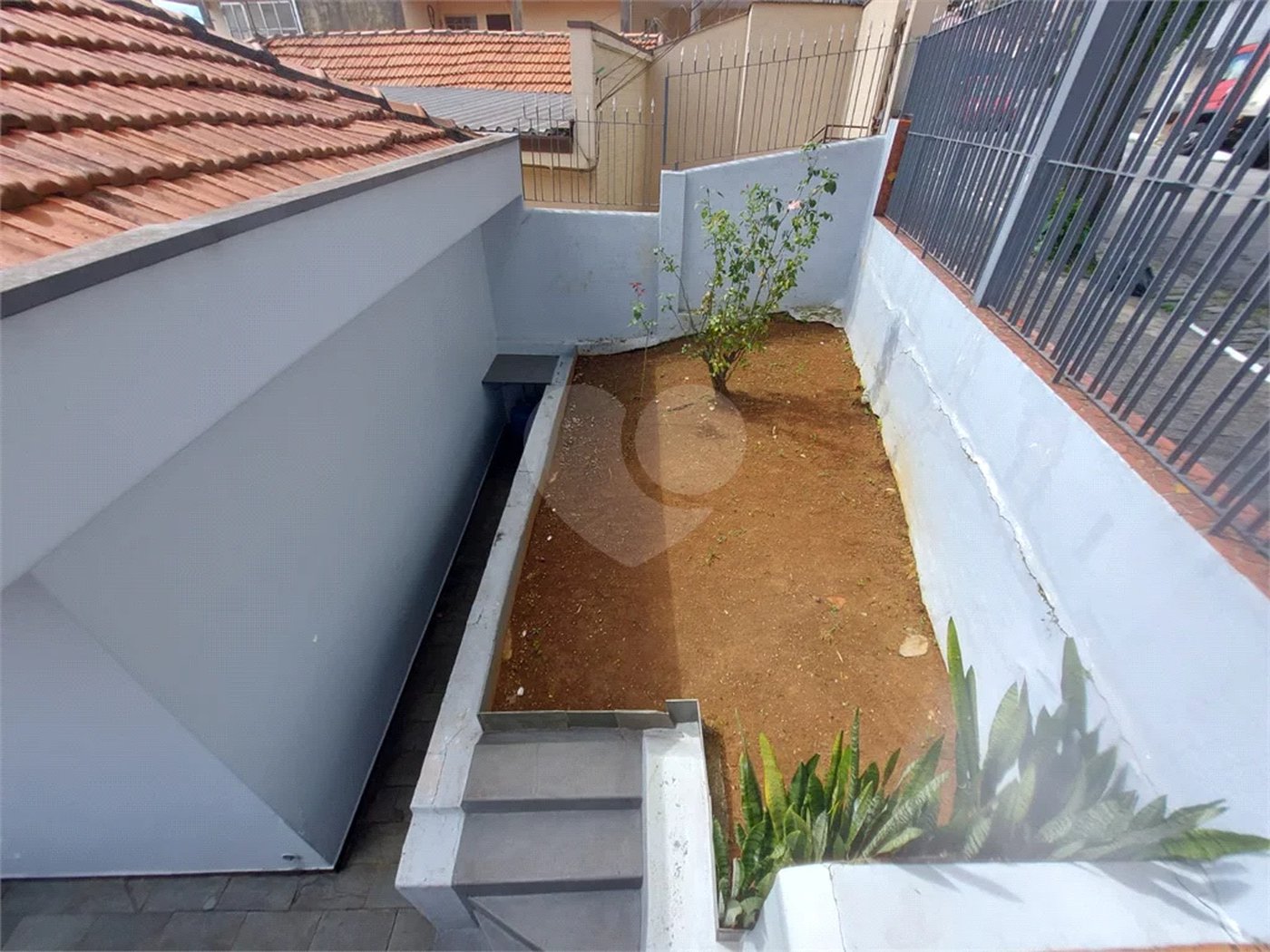 CASA TÉRREA À VENDA NA MOOCA - COM PORTEIRA FECHADA.
