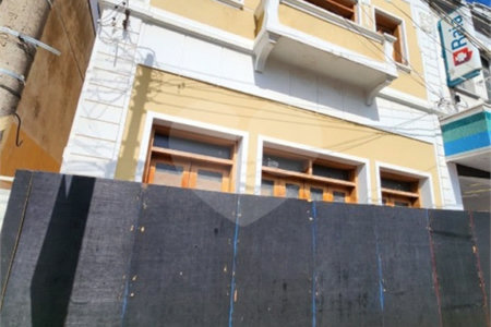 Sobrado á venda localizado no centro.