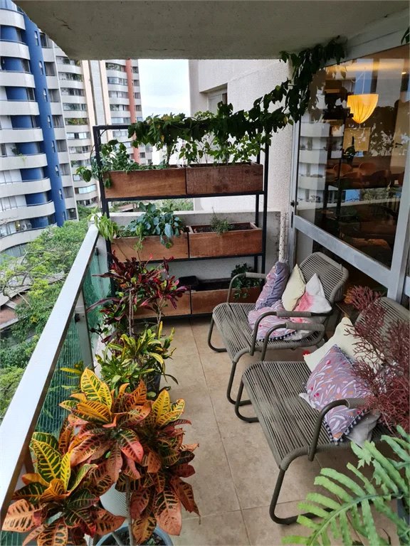 Apartamento na Vila Andrade rodeado de linda vista verde