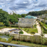 Condomínio de casas de alto padrão em estilo Neoclássico Francês