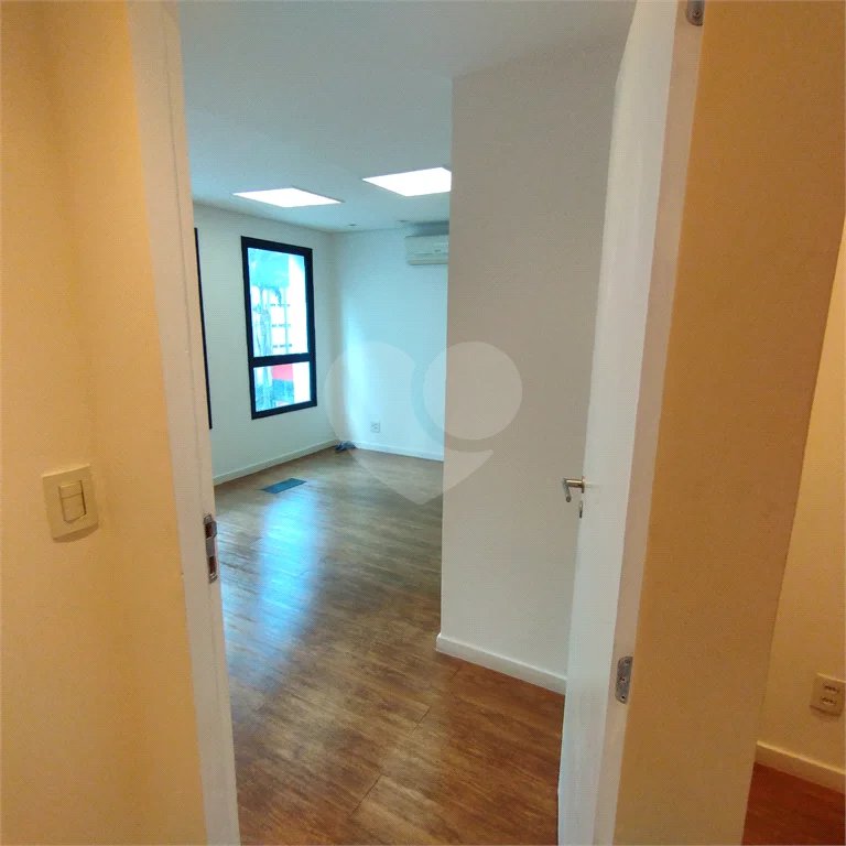 Sala comercial na Oscar Freire à venda Sala coml à venda na Oscar Freire OPORTUNIDADE Sala coml esquina. Rebouças