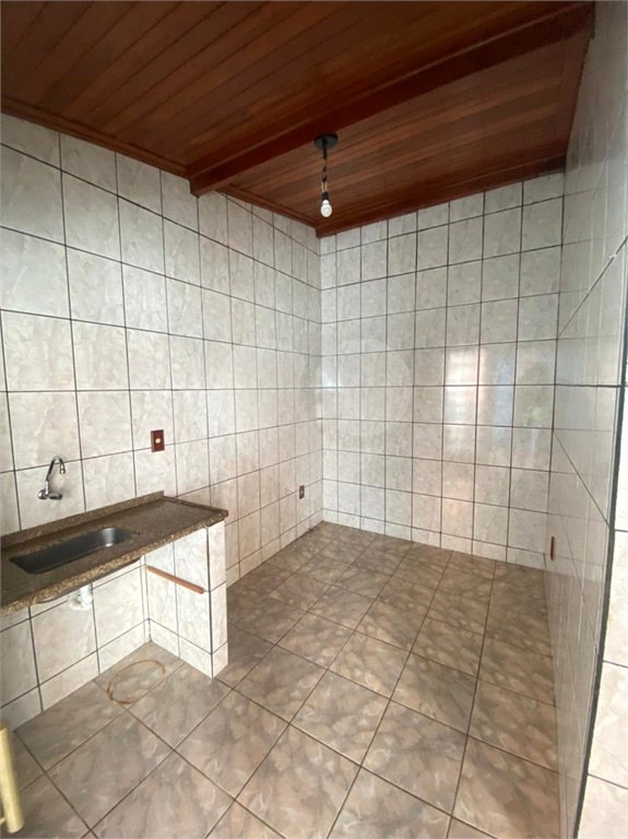 Casa Térrea com 3 dormitórios, sendo 2 suítes.