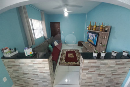 Casa Térrea com 3 dormitórios, sendo 1 suíte.