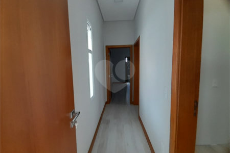 Belíssima Casa à Venda no Condomínio Damha IV
