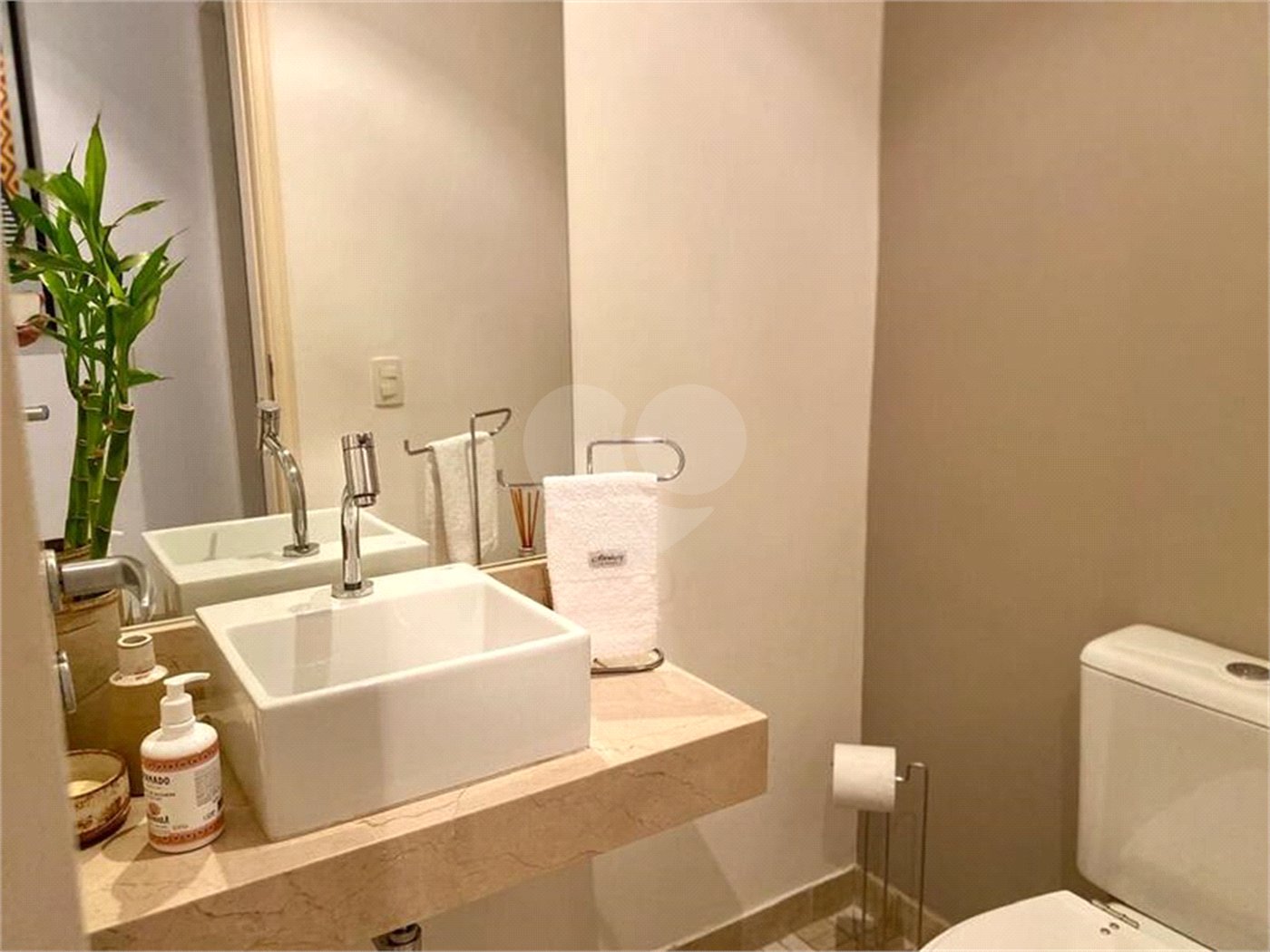 Apartamento de 03 dormitórios sendo 1 suíte e 02 vagas de garagem.