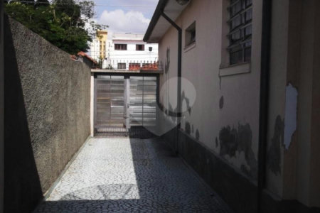 Casa térrea à venda na Saúde - terreno plano 250m² - 3 Quartos/5 Vagas