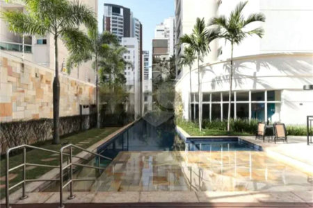 Apartamento de 306m² na melhor região de Moema, 3 suítes, 5 vagas, varanda gourmet, depósito, fora de rota