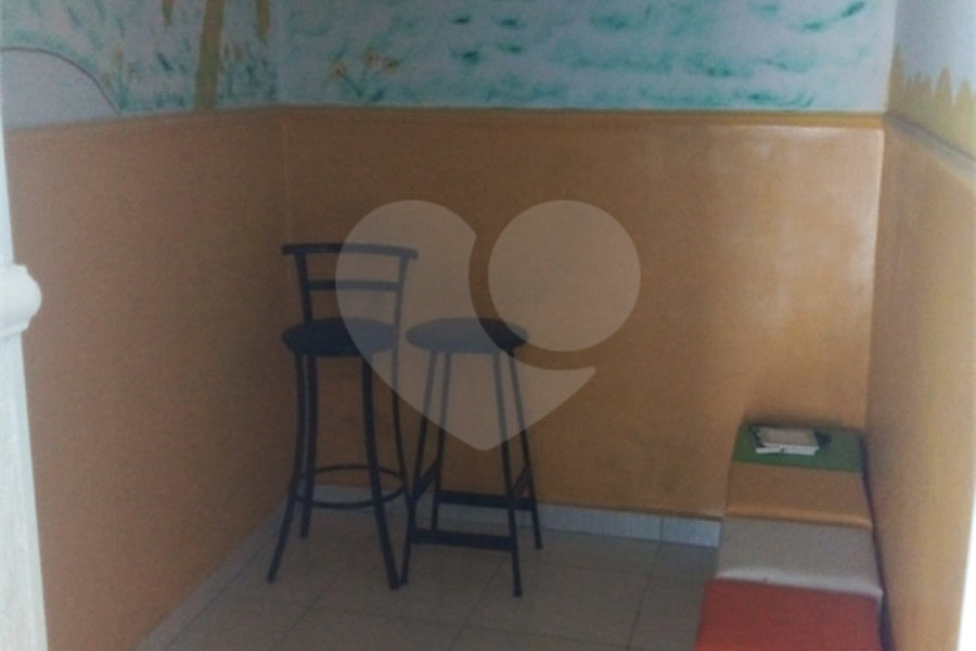 Casa com salão adjacente gerando renda!