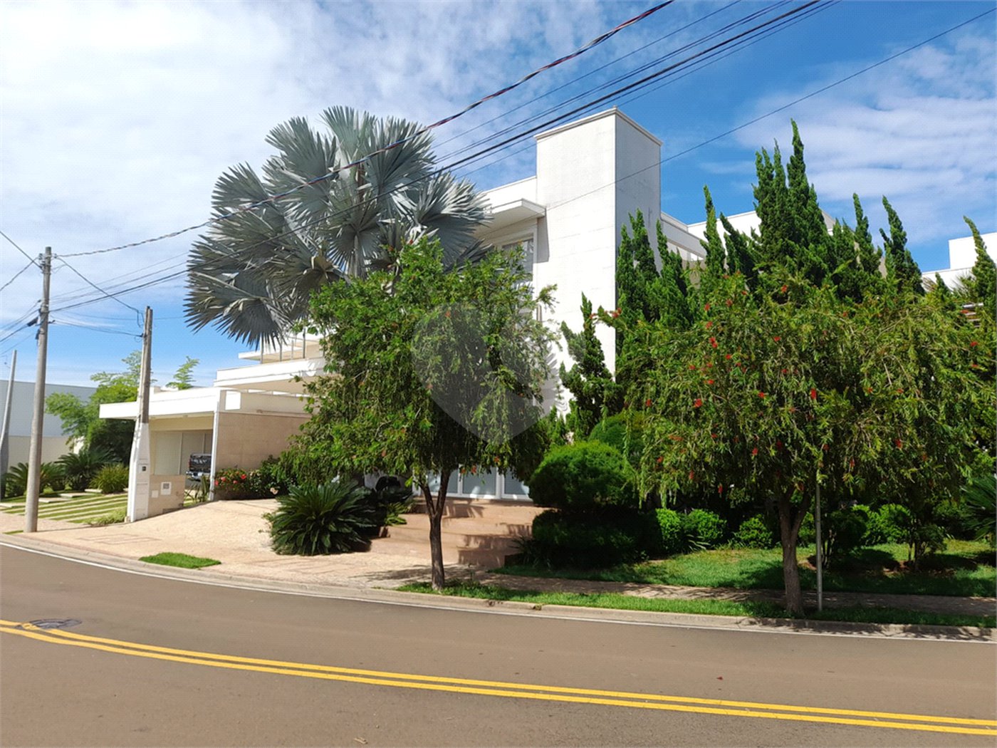 Casa à Venda no Condomínio Damha III – Elegância e Conforto para sua Família