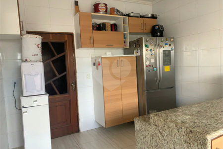 Casa térrea com 3 suítes.