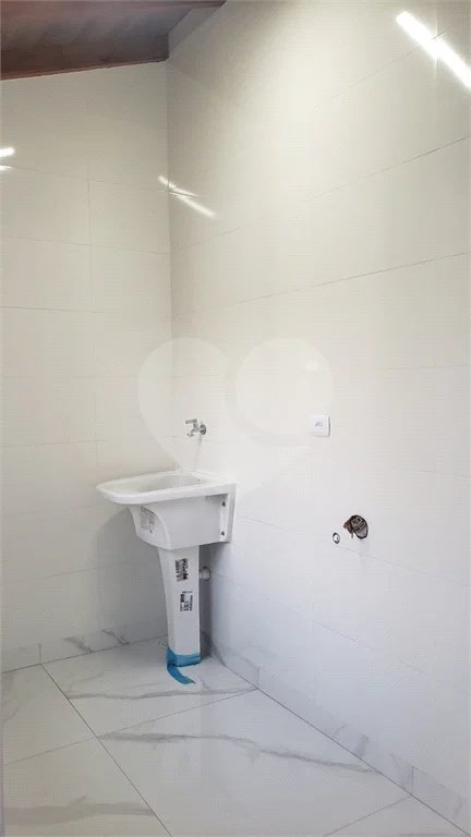 Sobrado novo com 3 suítes, 4 vagas, espaço gourmet com churrasqueira, jardim de inverno e acabamento premium. Conforto, modernidade e sofisticação.