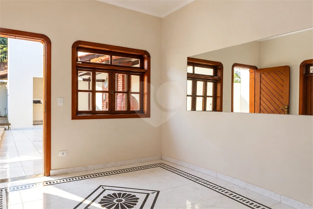 Casa à venda com 6 dormitórios, 3 suítes, piscina, área gourmet, hidromassagem, lareira, varanda e 6 vagas de garagem. Conforto e lazer para toda a família!