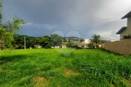 Lindo terreno de 450m², localizado no Condomínio Vilaggio Caprirccio